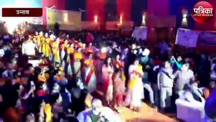 महिलाओं ने हाथ में दिए लेकर बोली - आओ मिलकर दिया जलाएं