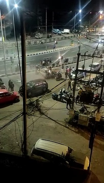 VIDEO: डिवाइडर से टकराई तेज रफ्तार कार में लगी आग