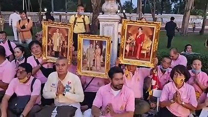 "บิณฑ์" นำประชาชนรับเสด็จ "ในหลวง-พระราชินี" ที่สวนลุมพินี