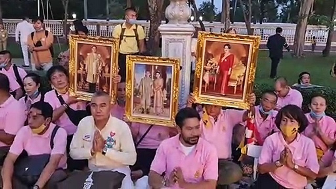 "บิณฑ์" นำประชาชนรับเสด็จ "ในหลวง-พระราชินี" ที่สวนลุมพินี