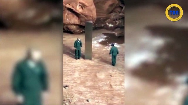 Un mystérieux monolithe en métal découvert dans le désert