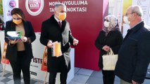 KIRKLARELİ - Vali Bilgin kadına şiddete karşı farkındalık amacıyla pazar yerinde 'turuncu maske' dağıttı
