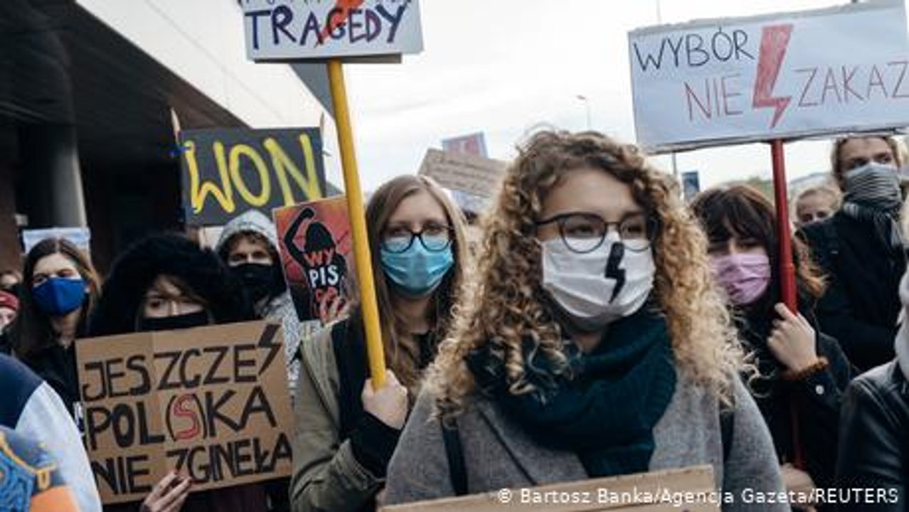 Polonia: la prohibición del aborto divide al país