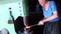 70 Yıllık Demir Ustası, Ata Mesleğini Oğluna Bırakmanın Gururunu Yaşıyor