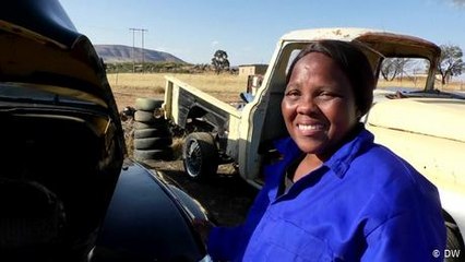Sudáfrica: una restauradora de autos clásicos