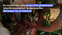 Con plantas y libros, un desplazado sirio recrea su casa dentro de su tienda