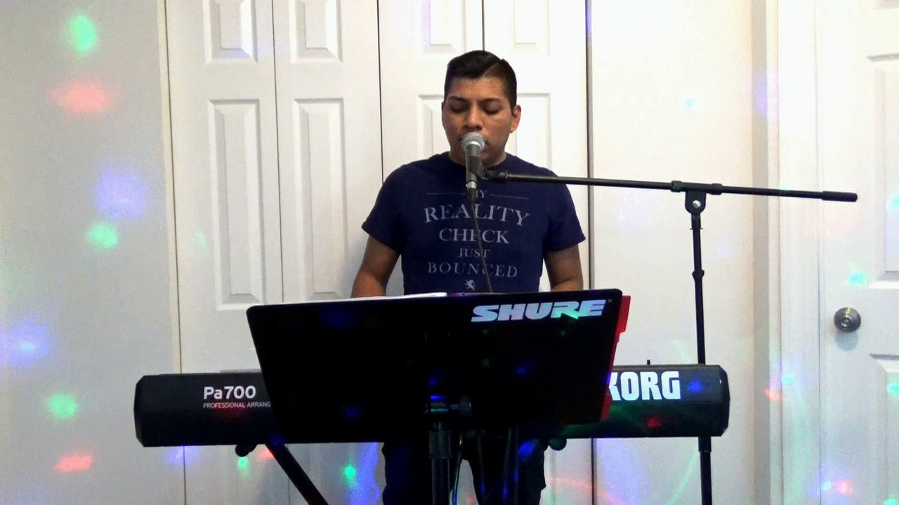 Tecladista de Chicago Reyes Garcia tocando moviditas para bailar