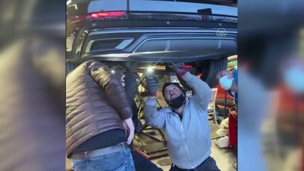 SİVAS - Cipin tamponuna sıkışan yavru kedi, sanayideki ustalarca çıkartıldı