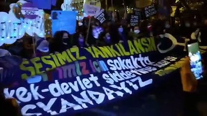 25 Kasım'da kadınlar şiddete karşı sokaktaydı