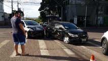 Mais um acidente é registrado na Rua Minas Gerais; desta vez a batida envolveu um HB20 e um Onix