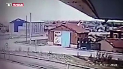 Takla atan araçtan savrulan sürücü evin çatısına düştü