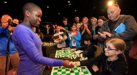 La niña prodigio del ajedrez sí existe y es de Uganda.