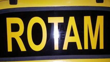 Adolescente empina moto em frente equipe policial e acaba apreendido