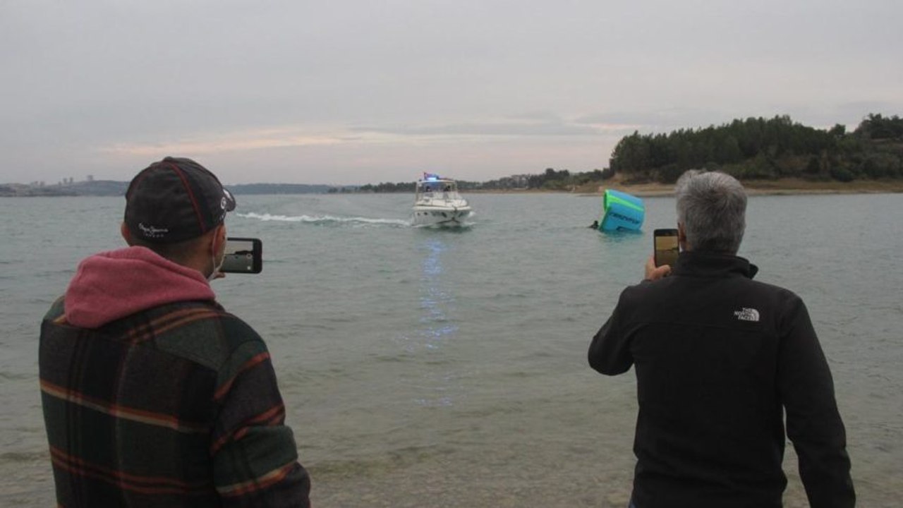 Vatandaş dünya ikincisi sörfçüyü mahsur kaldı sandı o öz çekim yaptı