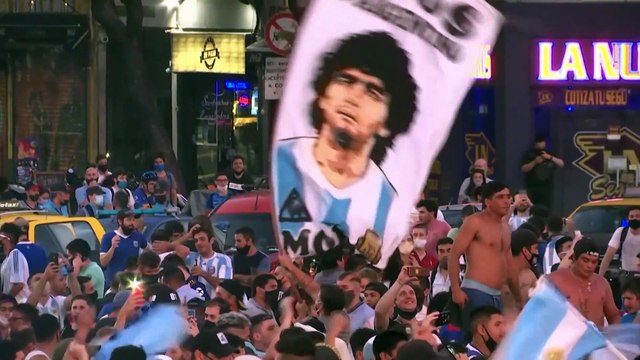 Δάκρυα για τον Μαραντόνα σε όλη την Αργεντινή - Οι πιστοί του ποδοσφαίρου πενθούν για τον «θεό» τους