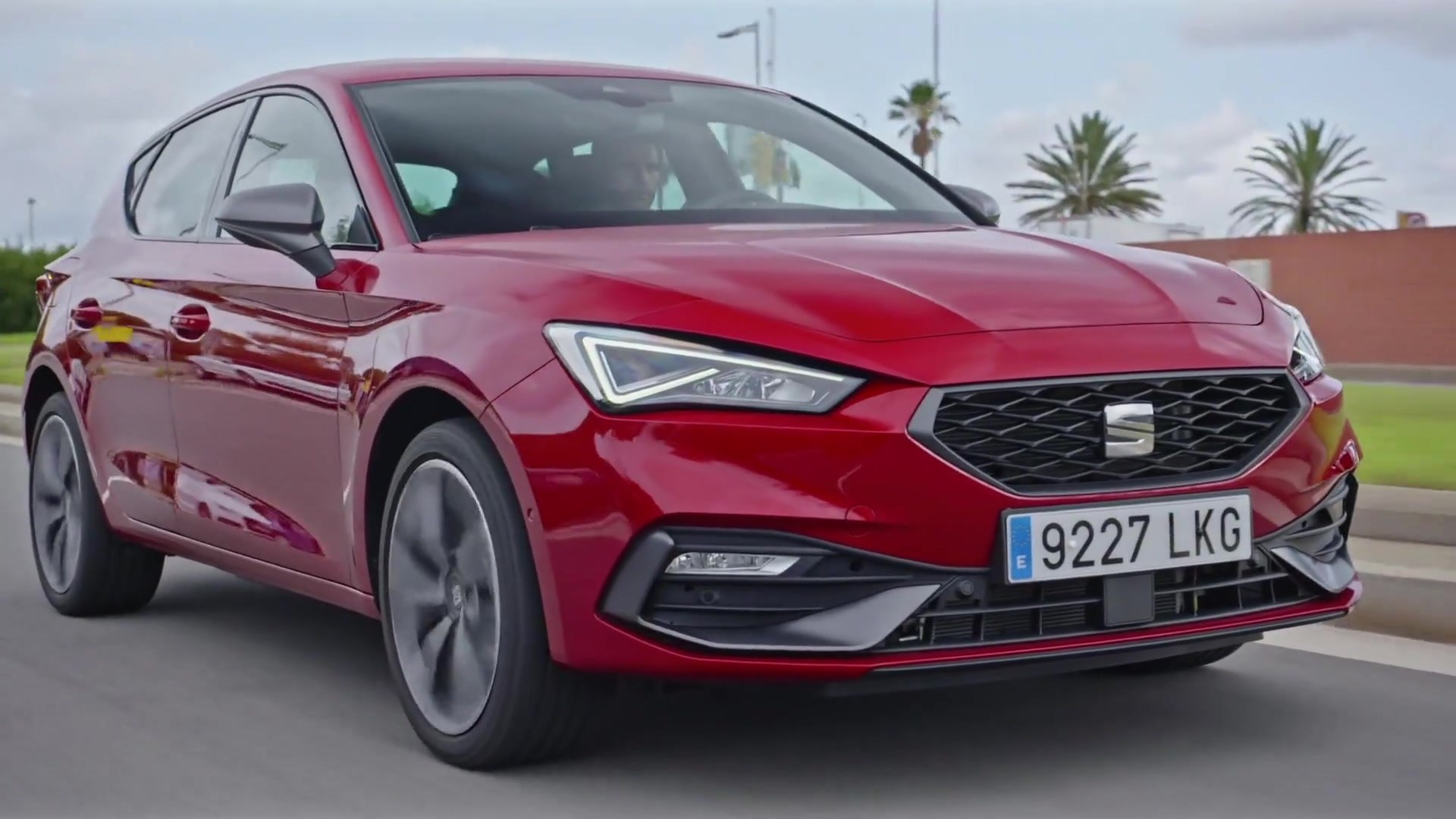 New SEAT Leon e-HYBRID in Desire Red Driving - video Dailymotion