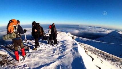 BURSA - Uludağ'da sıfırın altında 10 derecede çadırsız kamp yaptılar