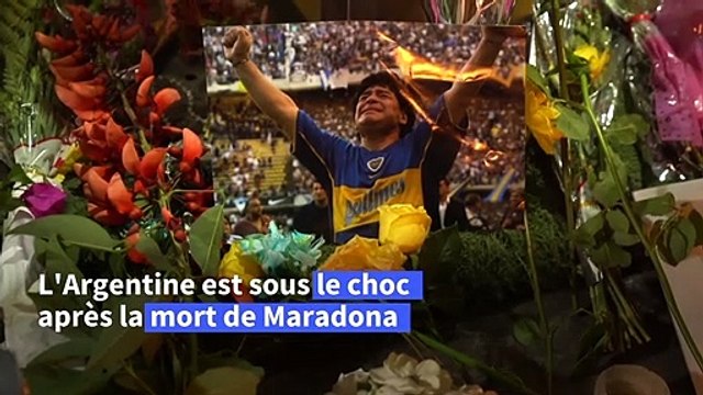 Des Argentins pleurent Maradona devant le stade de Boca Juniors à Buenos Aires