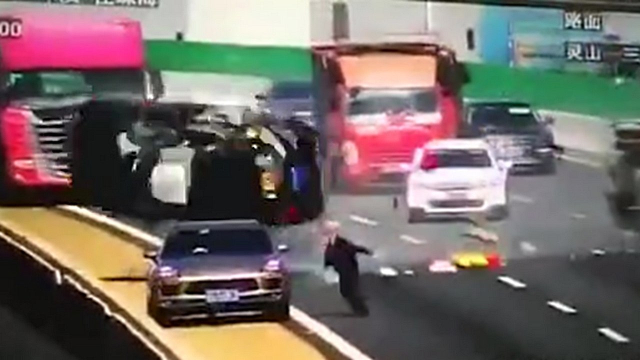 Le joint de dilatation d'un pont se retrouve sur la route et provoque un accident grave
