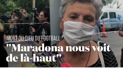 Devant la maison de Maradona à Tigre, ses admirateurs lui rendent hommage