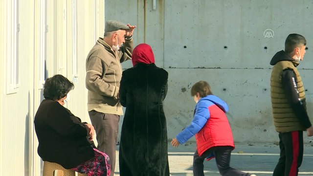 İZMİR - Depremzedeler konteyner kentte yeni yaşamlarına başladı
