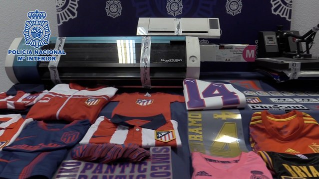 Dos detenidos y requisadas casi mil prendas falsificadas de equipos de fútbol
