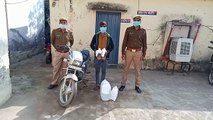 पुलिस ने शराब तस्कर को किया गिरफ्तार, कब्जे से अवैध शराब व चोरी की बाइक बरामद