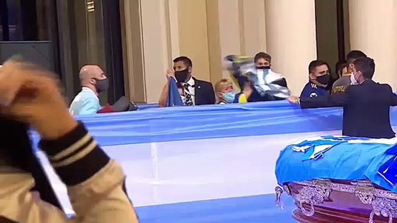 Cientos de personas despiden a Maradona en la Casa Rosada