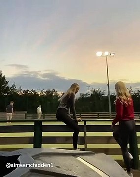 Cette fille a littéralement reçu une balle qui l’a propulsée au sol