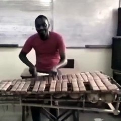Ils jouent la chanson de Mission impossible avec du xylophone