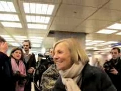 Marielle de Sarnez et F. Bayrou dans les rues de Paris