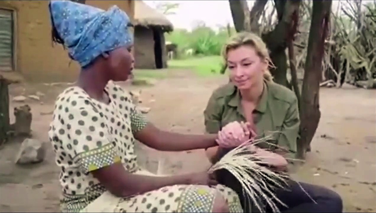 Mulher estaria a dizer algo tão profundo a outra que esta não aguentou de emoção...