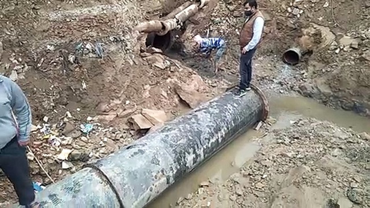 जलापूर्ति रखी बंद, दिनभर चला पाइप लाइन शिफ्टिंग कार्य