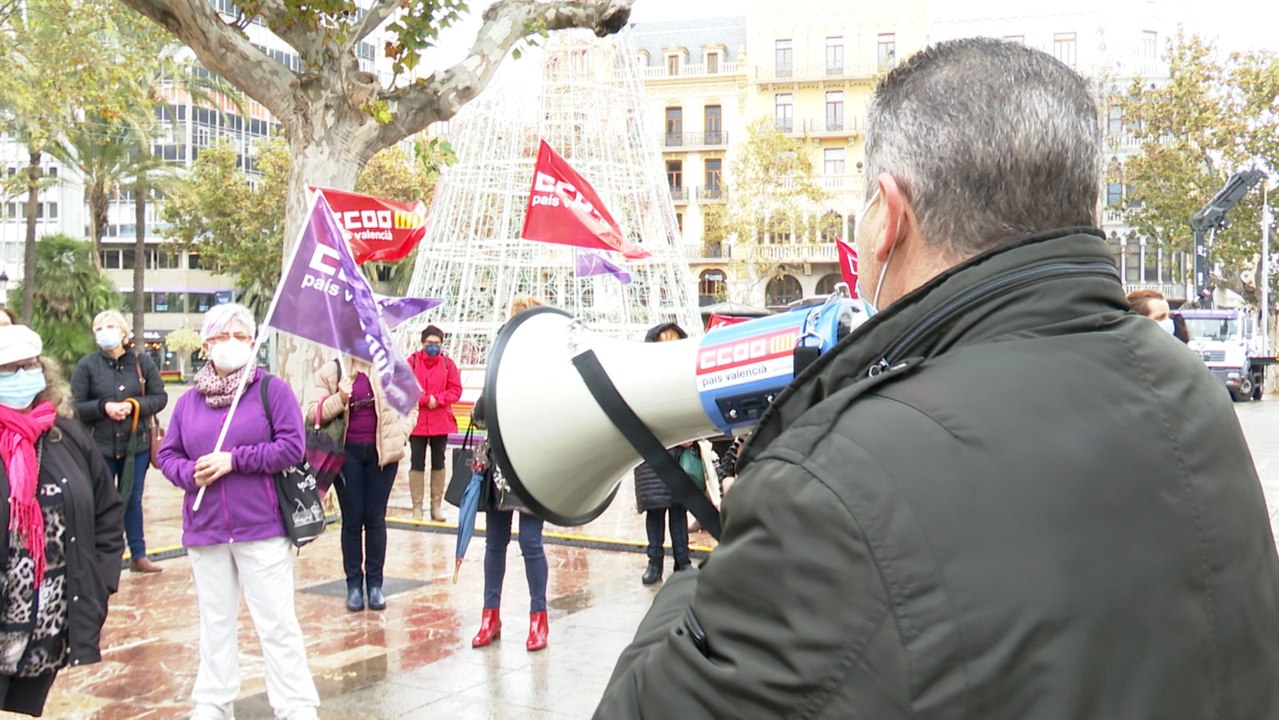 Empleados denuncian "descontrol" de empresa de limpieza de colegios