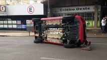 Carro tomba após colisão na Rua Paraná, em Cascavel