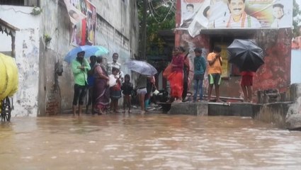 Cyclone Nivar floods India’s streets