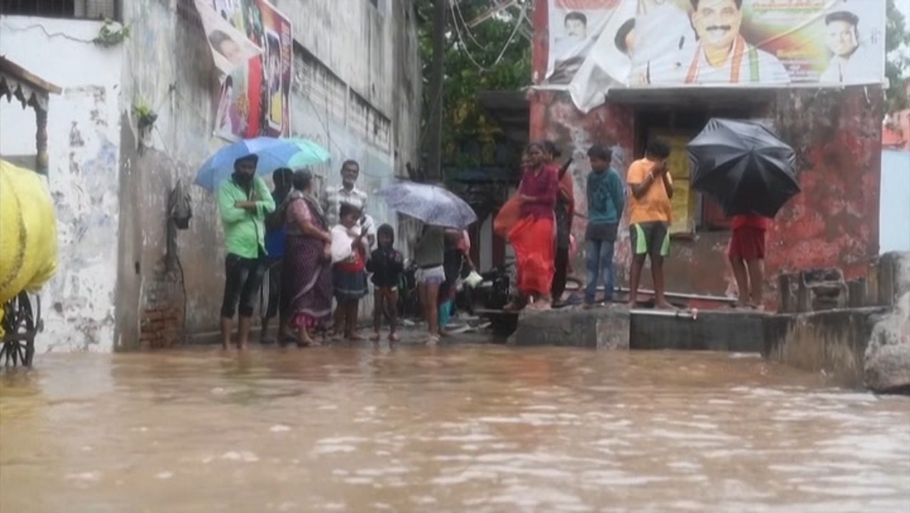 Cyclone Nivar floods India’s streets