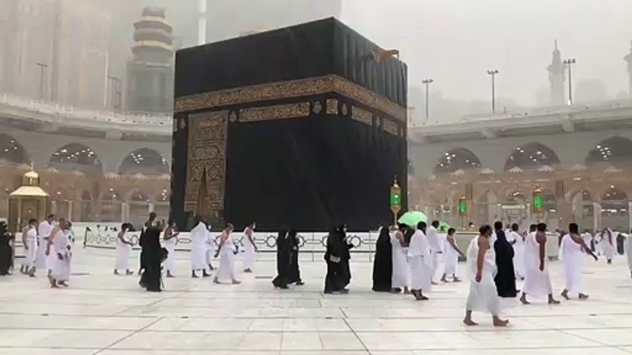 مشهد مهيب: لحظة سقوط الأمطار على الحرم المكي