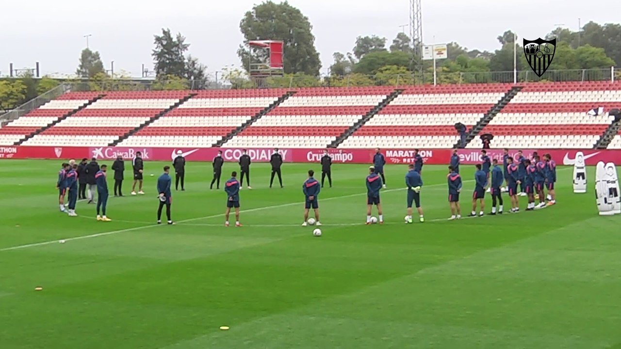 Emotivo minuto de silencio del Sevilla F.C. por Maradona