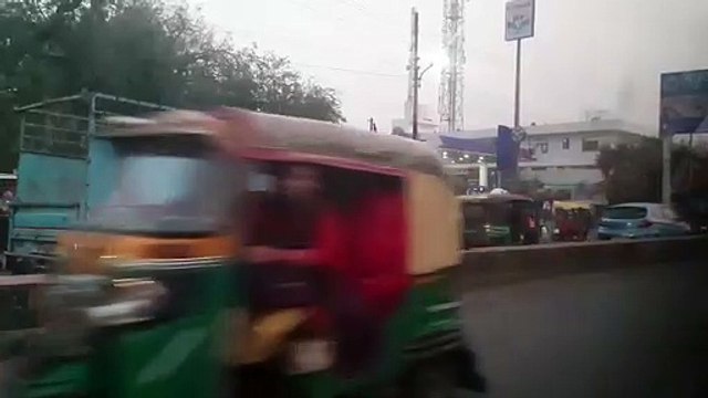 चौराहे पर वसूला जा रहा है नगर निगम की आड़ में गुंडा टैक्स