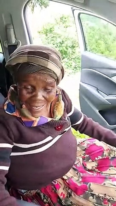 Elle offre un tour en voiture à sa mère, la joie de cette dernière émeut toute la toile ❤️