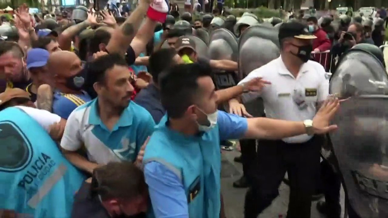 Tränen und Tumult an Maradonas Sarg