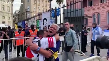 شاهد : حبّ مارادونا يجمع ما فرقته الرياضة.. ناديان متحاربان في عالم الكرة يبكيان وفاة الأسطورة