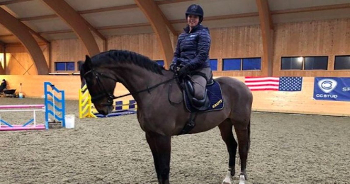 Après avoir perdu ses deux jambes dans un accident, cette cavalière est remontée à cheval et participe à des concours