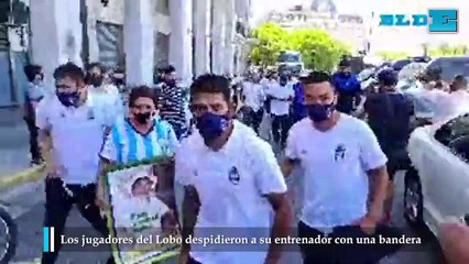 Los jugadores del Lobo despidieron a su entrenador con una bandera