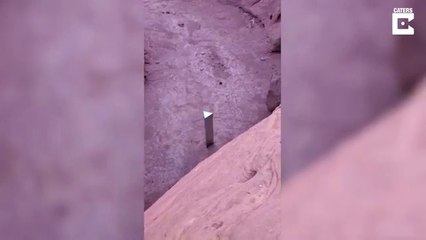 Ces touristes découvrent un mystérieux monolithe de metal dans le désert (utah-USA)