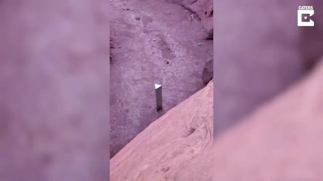 Ces touristes découvrent un mystérieux monolithe de metal dans le désert (utah-USA)