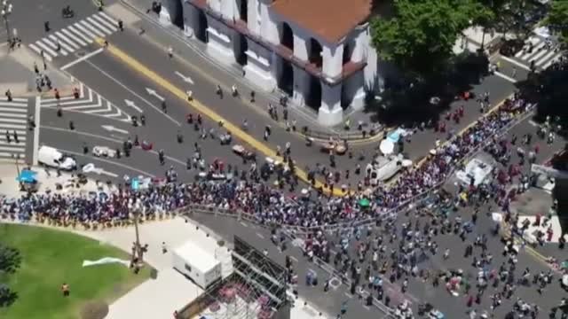 Colas kilométricas en la Casa Rosada para despedir a Maradona
