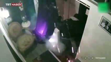 Fransa'da polisler kendilerine direnen siyahiyi darp etti