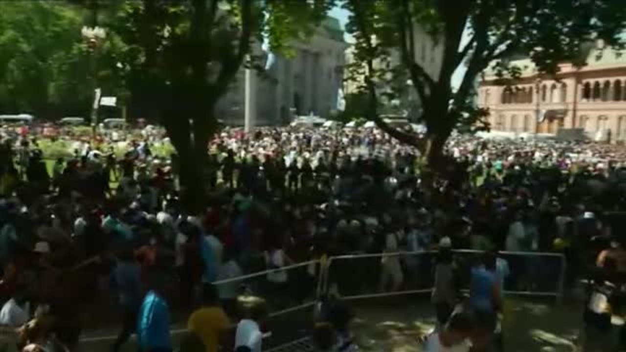 Incidentes en el velatorio de Maradona al cerrarse el acceso al público